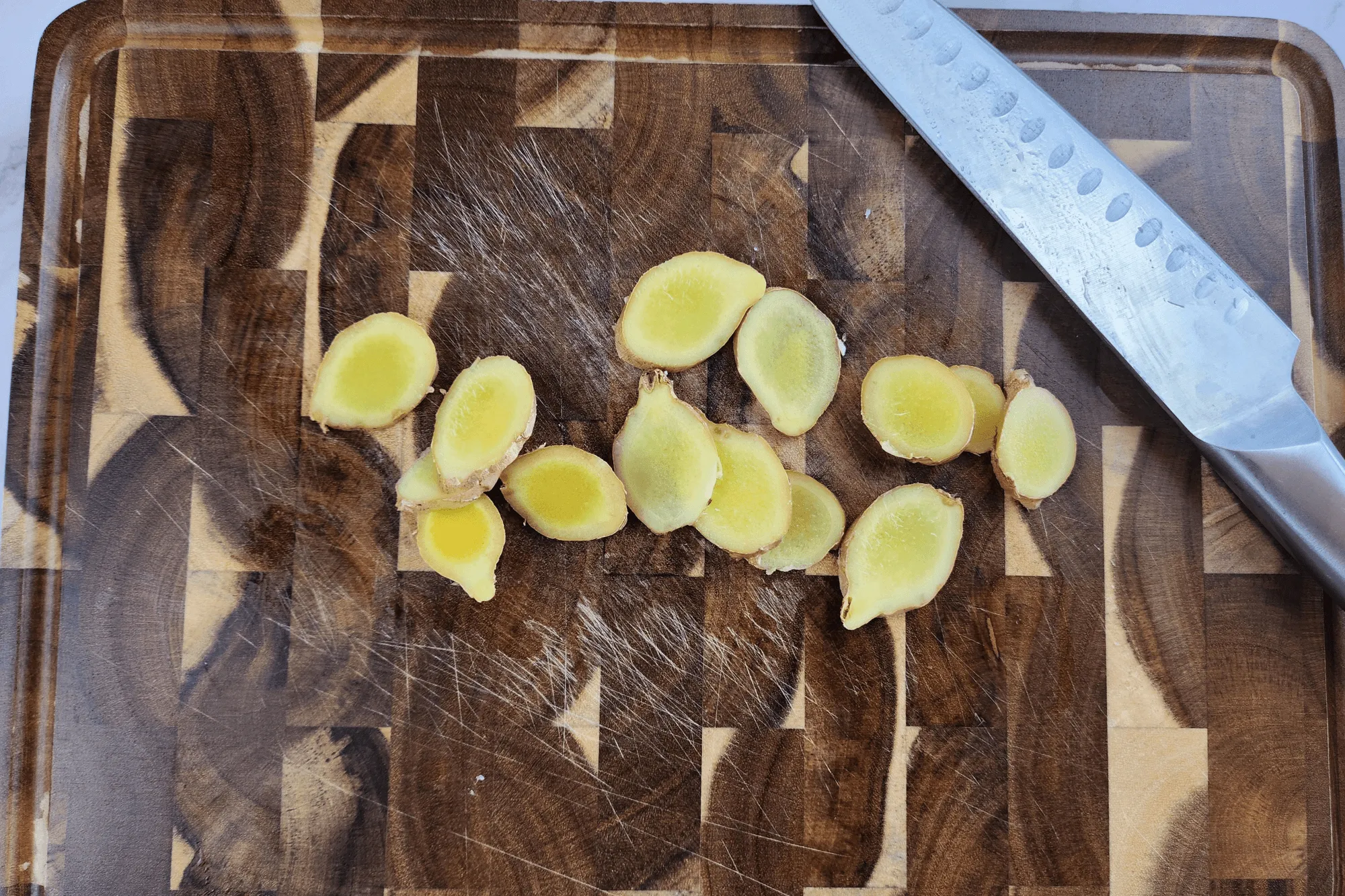 Slice the ginger into round shape.