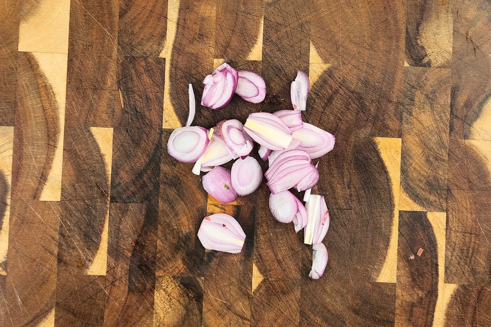  Slice the shallots thinly