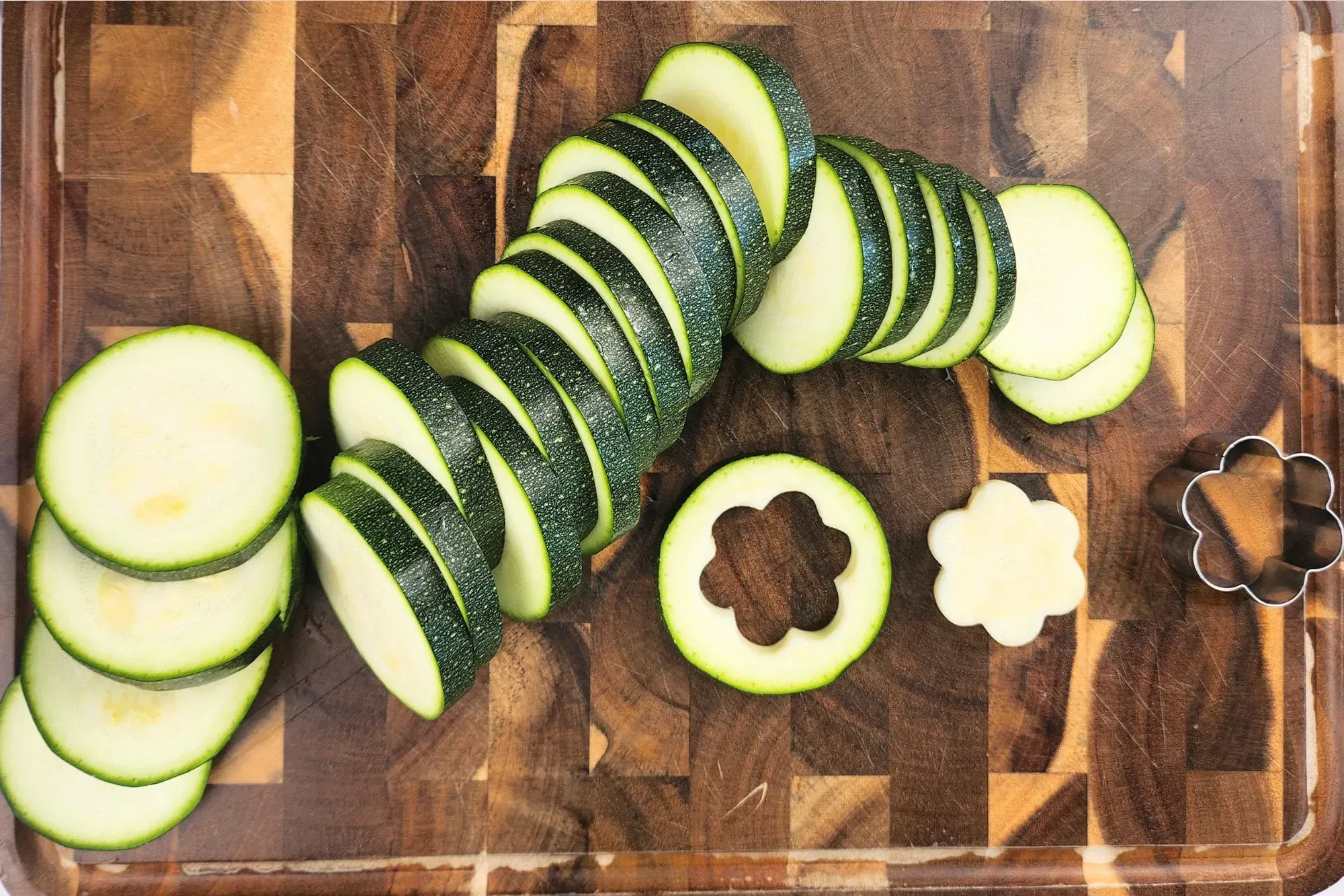 Sliced zucchinis with cutting core