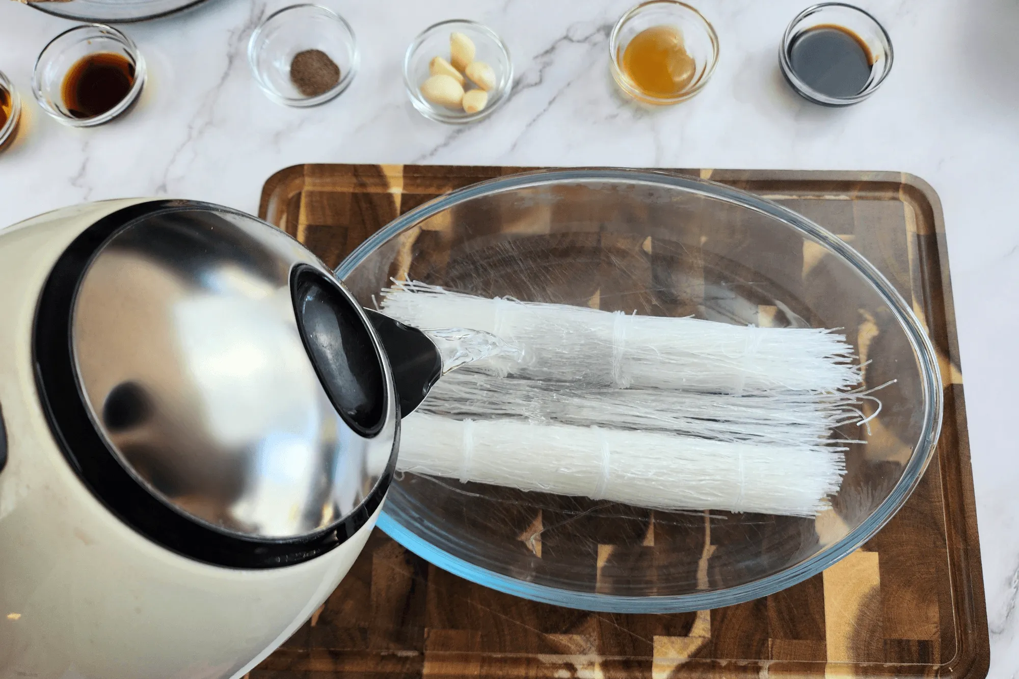 Soaked glass noodles in the warm water for 10 minutes or until it becomes soften.