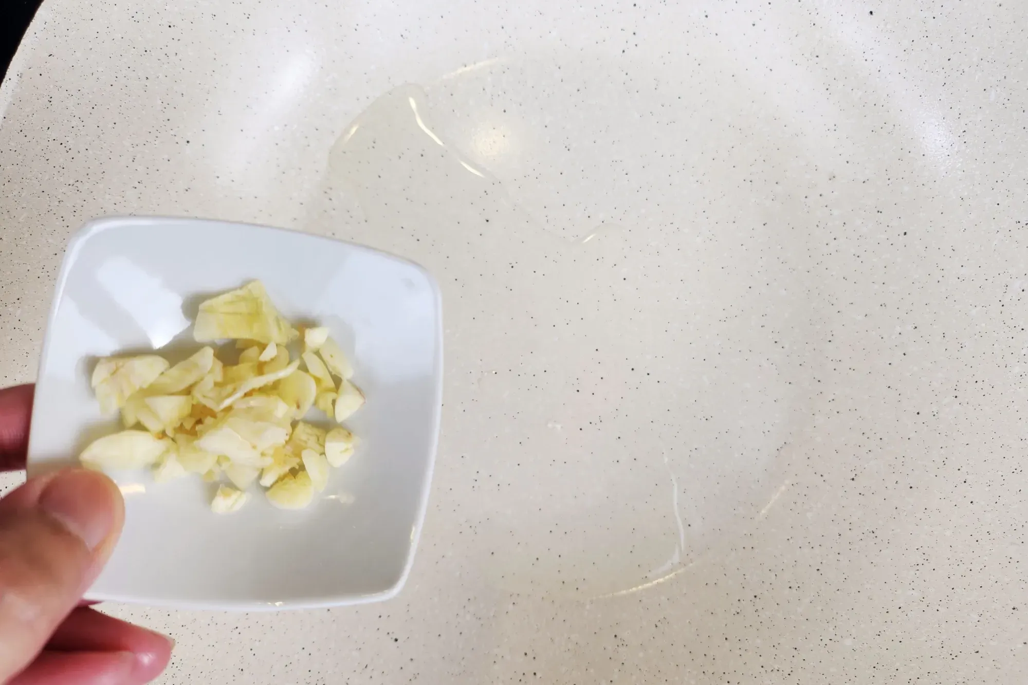stir-fry the minced garlic until it becomes aromatic