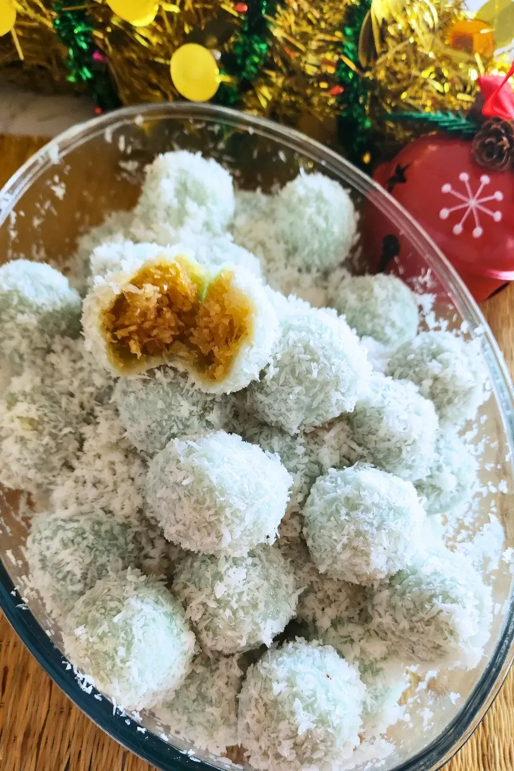 Thai Coconut Balls Dessert (Khanom Tom) 
